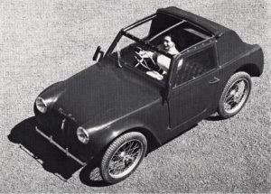 フライング フェザーは1949年から、日産の下請けボディメーカーであった住江製作所で開発が進められ1954年に生産車が発表された。